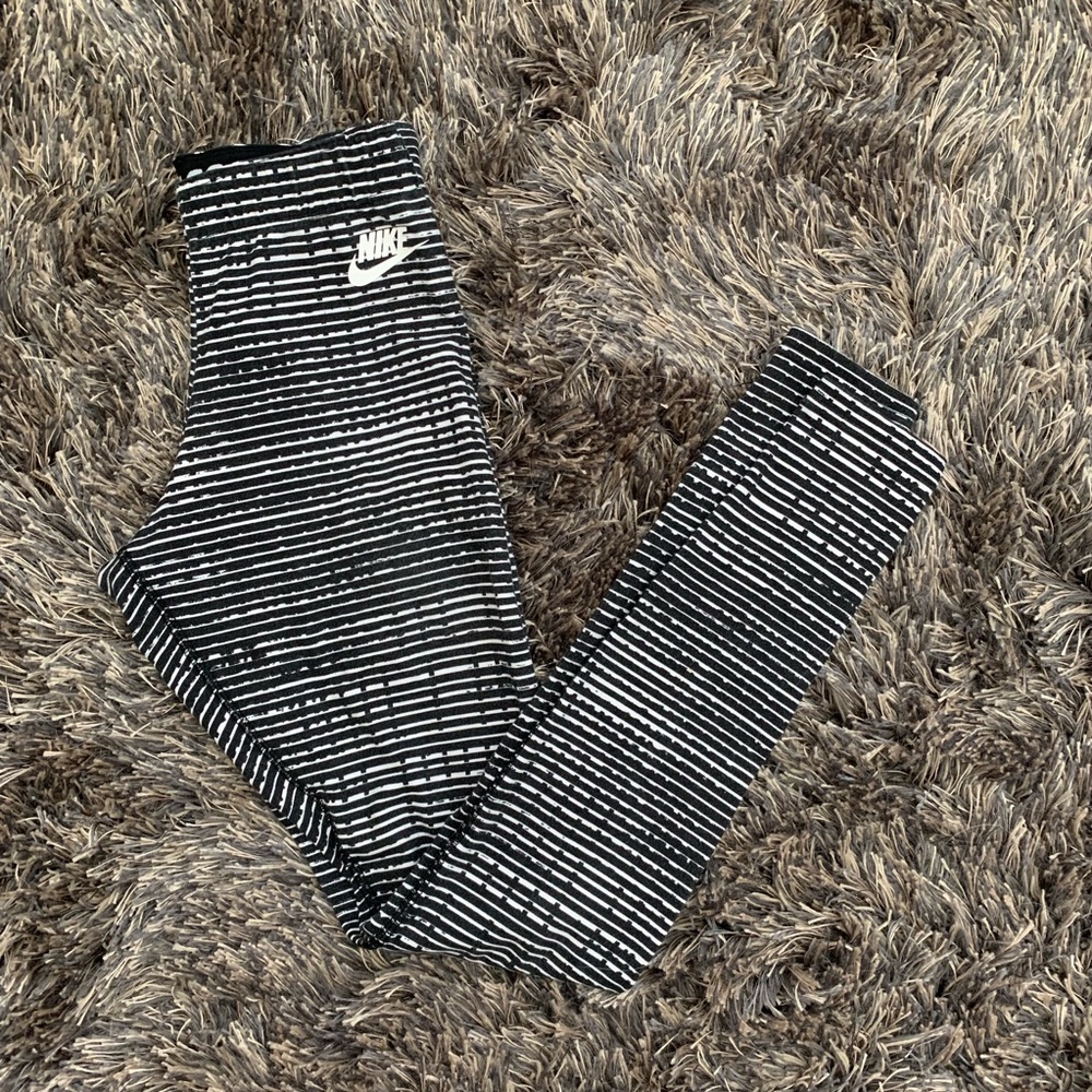 Nike Black & White Pattern “Leg-A-See” Leggings